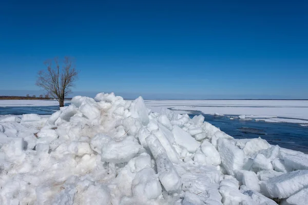 Jarní Krajina Břehu Jezera Bílé Kostky Ledu Modrá Obloha Jezero — Stock fotografie