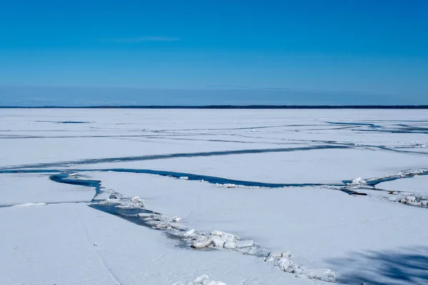 Jarní Krajina Břehu Jezera Bílé Kostky Ledu Modrá Obloha Jezero — Stock fotografie