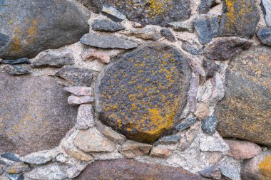 Taş bir duvarın dokusu. Eski kale taşından duvar dokusu. Arka plan ya da doku olarak taş duvar. Bir taş duvarın parçası, arkaplan veya doku için