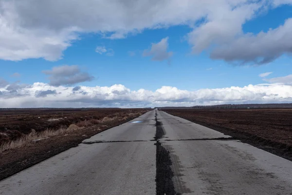 Letonya altını. Turba bataklıkları. Bataklıkta yol.