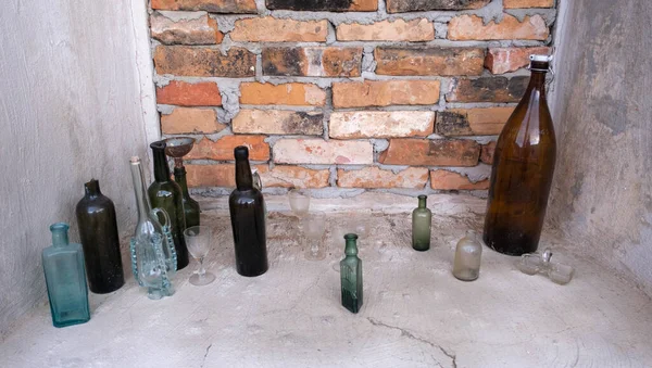 Bottiglie Vetro Vecchio Marrone Verde Sul Davanzale Della Finestra Con — Foto Stock