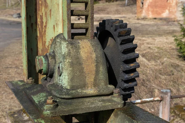Ein Metallmechanismus Zum Anheben Der Schieber Auf Dem Damm — Stockfoto