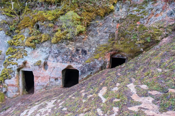 Natuurlijke Kelders Grotten Rode Rotsen Ligatne Nationaal Park Gauja Letland — Stockfoto