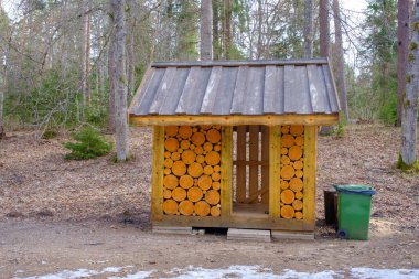 Odunları kuru odunlarla depolamak için..