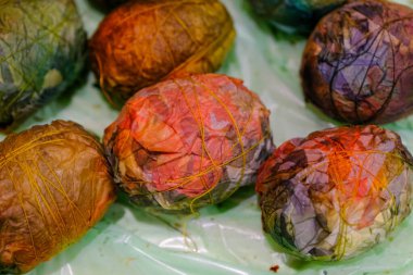 Mutlu Paskalyalar. Paskalya yumurtası boyama, kumaşa sarma.