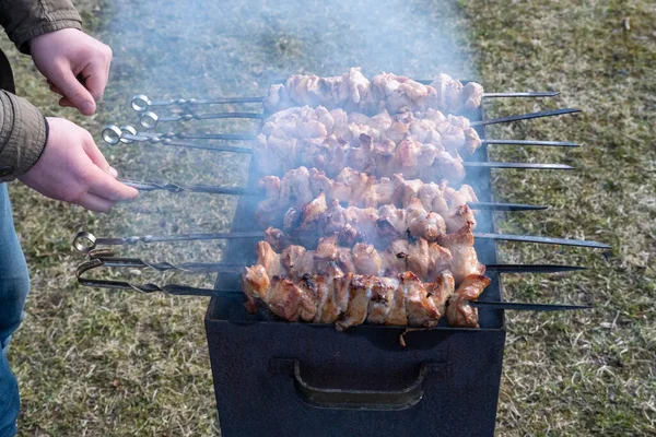 Gros Plan Des Brochettes Cours Cuisson Sur Gril Avec Fumée — Photo