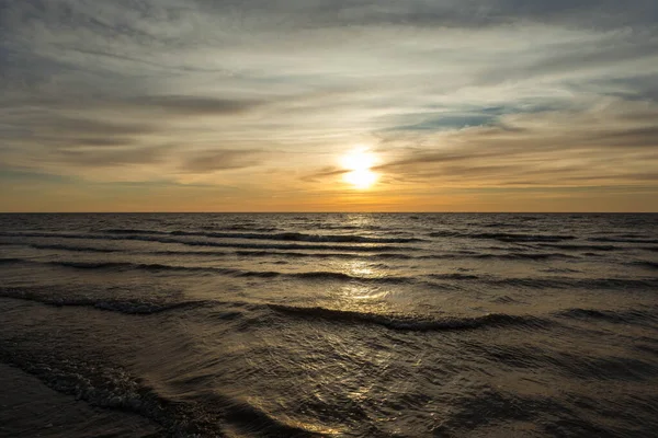 Renkli yaz günbatımında Baltık kıyıları.