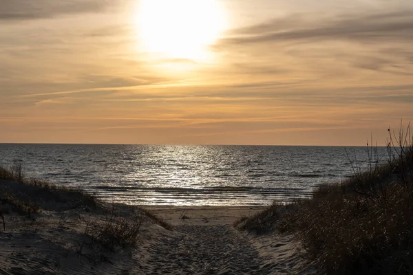 Renkli Yaz Günbatımında Baltık Kıyıları — Stok fotoğraf