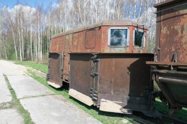 Kömür madenciliği şirketi dar kalibreli demiryolu. Fabrika avlusunun yanındaki tren yolu..