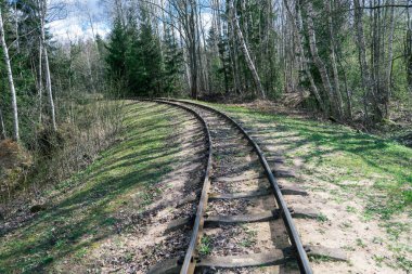 Dar ölçü demiryolu dönüşü, Letonya 'daki turba çıkarma bataklığında eski demiryolu..