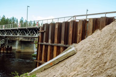 Köprü onarımı ve nehir üzerindeki geçici köprü Gauja, Letonya