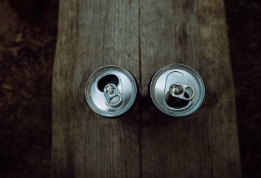 Yan yana iki bira kutusu. Tahtada.