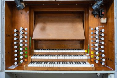 Siyah ve beyaz tuşların görüntüsü. Letonya Valmiera 'daki görkemli büyük kilise orgu için kılavuzlar..