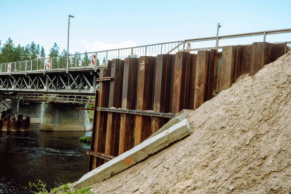 Köprü onarımı ve nehir üzerindeki geçici köprü Gauja, Letonya