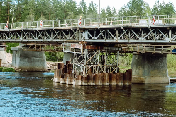 Köprü onarımı ve nehir üzerindeki geçici köprü Gauja, Letonya.