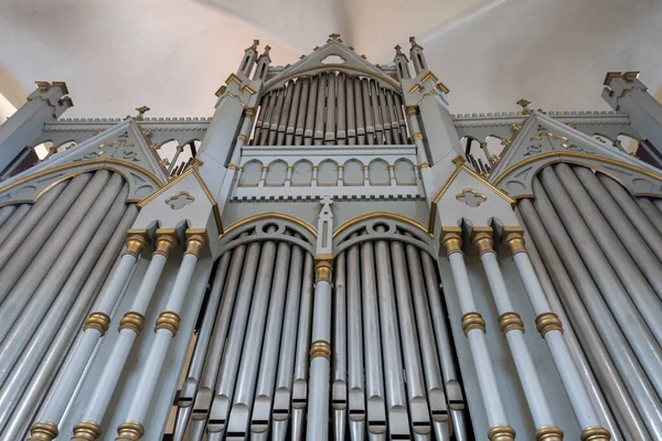Letonya kilisesindeki bir organın yakın çekimi..