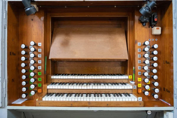 Siyah ve beyaz tuşların görüntüsü. Letonya Valmiera 'daki görkemli büyük kilise orgu için kılavuzlar..