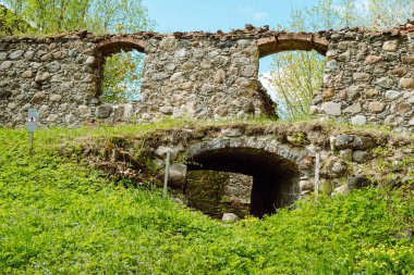 Tarihsel olarak Letonya 'daki çok eski kale kalıntıları. Kileri olan çiftlik binası..