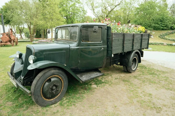 Régi Retro Autó Rakomány Doboz Virágokkal Tulipánokkal Friss Növények Kiskereskedelmi — Stock Fotó