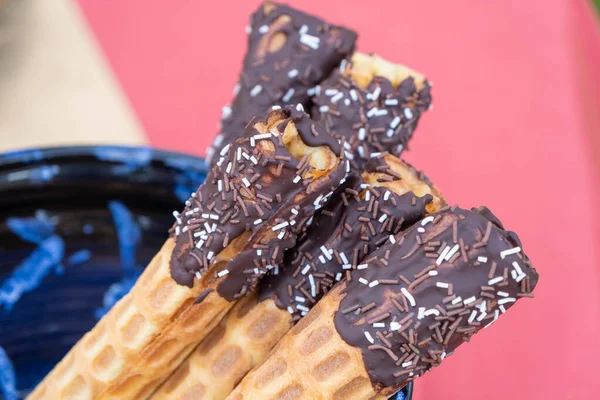 Çikolata kaplı waffle tüpleri ve badem ezmesi dolgulu