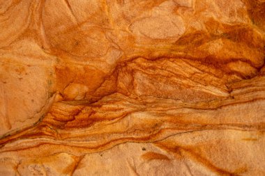 Eşsiz kırmızı kum kayası. Gauja Ulusal Parkı 'nda Letonya doğası tarafından yaratılmış harika bir kaya yapısı..