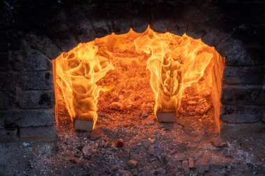 Ahşap ateş fırını, siyah çömlekçilik sürecinin bir parçasıdır. Eşsiz el yapımı tencere ve tabaklar ateş ettikten sonra kapkara oluyor ve odun ocağında oksijen azalıyor. Letonya Ulusal El Sanatları