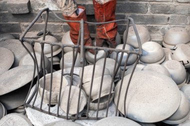 Seramik fırının açılışı, eşsiz el yapımı tencereler ve odun ocağında ateş ve oksijen azaltma işleminden sonra siyahlaşan kil kaplar. Letonya Ulusal El Sanatları