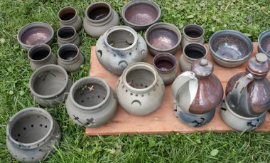 Fırından çıkarılmış toprak eşyalar. Kupalar, kaplar, tabaklar ve diğer her şey güzel ve kullanışlı. Letonya Ulusal Kültür Mirası