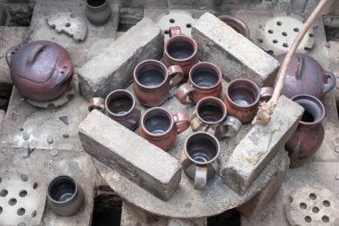 Seramik fırının açılışı, eşsiz el yapımı tencereler ve odun ocağında ateş ve oksijen azaltma işleminden sonra siyahlaşan kil kaplar. Letonya Ulusal El Sanatları.