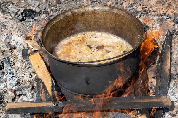 Pişirme Kabında Pişirilmiş Sığır Eti Baharat Mutfak Gereçleri Üst Manzara — Stok fotoğraf