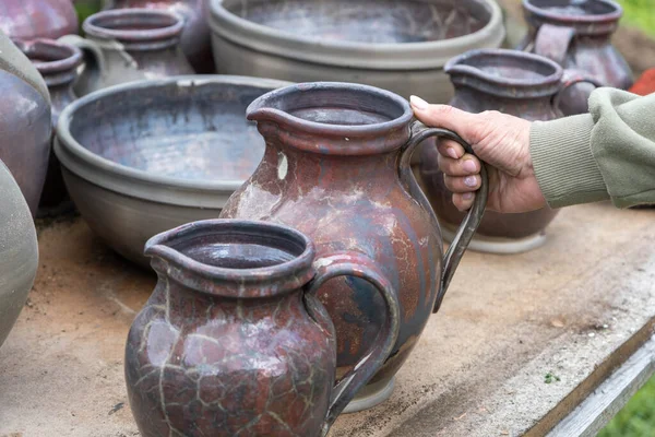 Loza Cocida Extraída Del Horno Mujer Mira Resultado Tazas Ollas — Foto de Stock