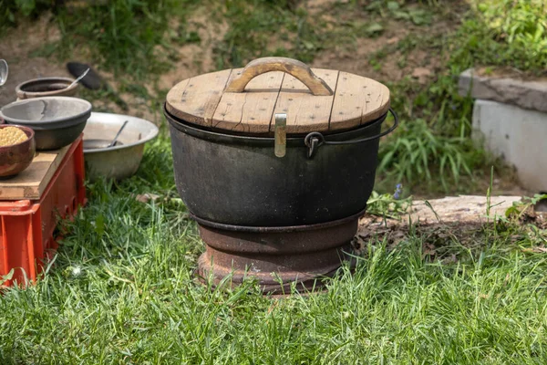 Gusseiserner Suppentopf Mit Holzdeckel Mittagessen Der Natur — Stockfoto