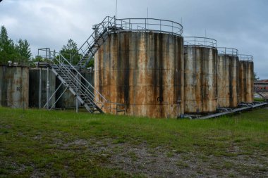 Tren bir sanayi bölgesinden geçiyor. Eski petrol depolama tankları. Petrol ihracatı durdu