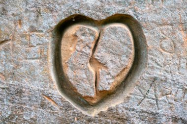 Kayaya kazınmış bir kalp. Kum taşı kayalıkları yaklaşık bir kilometre uzunluğundadır ve Gauja Nehri 'nin ilkel vadisinin sol tarafında yer alır. Letonya.