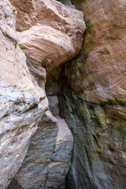 Kum taşı kayalıkları yaklaşık bir kilometre uzunluğundadır ve Gauja Nehri 'nin ilkel vadisinin sol tarafında yer alır. Letonya.
