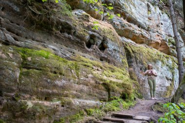 Kum taşı kayalıkları yaklaşık bir kilometre uzunluğundadır ve Gauja Nehri 'nin ilkel vadisinin sol tarafında yer alır. Letonya.