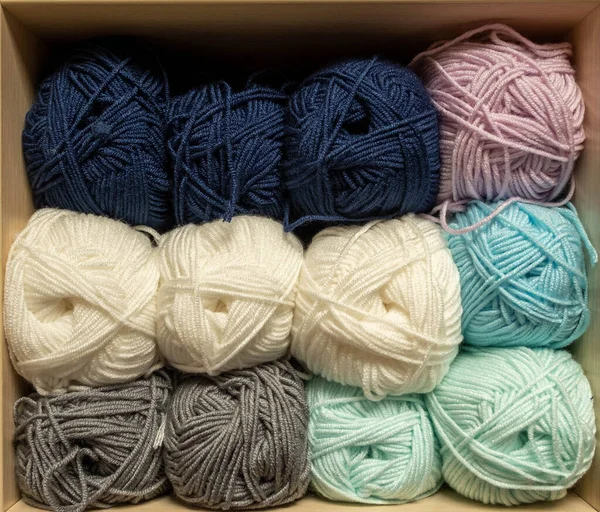 İplik toplarını kapatın. Gökkuşağı renkleri. Örgü örmek için iplik. İplik derileri. Örgü iğneleri, renkli iplikler. Örgü örmek, el yapımı kış kıyafetleri için örgü örmek.