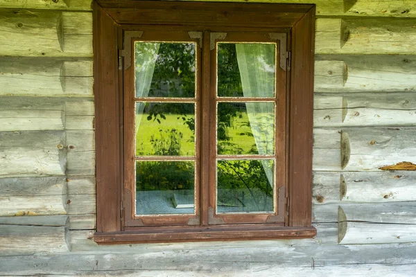 Okno Hnědými Okenicemi Staré Dřevěné Stěně — Stock fotografie