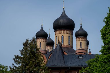 KUREMAE, IDA-VIRUMAA COUNTY, ESTONIA - 5 Haziran 2022: St. Arsinius Kilisesi ve St. Nicholas manastır mezarlığı. Puhtitsa Dormition Manastırı. Moskova Estonya Ortodoks Kilisesi Patrikliği.