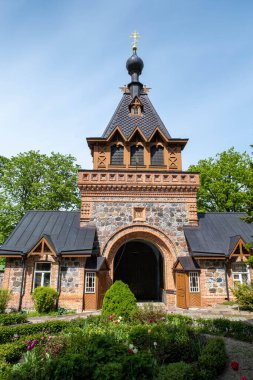KUREMAE, IDA-VIRUMAA COUNTY, ESTONIA - 5 Haziran 2022: St. Arsinius Kilisesi ve St. Nicholas manastır mezarlığı. Puhtitsa Dormition Manastırı. Moskova Estonya Ortodoks Kilisesi Patrikliği.