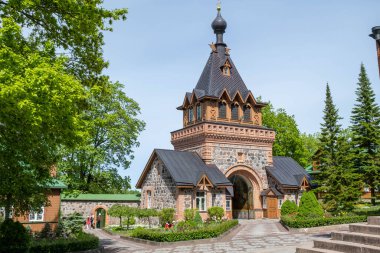 KUREMAE, IDA-VIRUMAA COUNTY, ESTONIA - 5 Haziran 2022: St. Arsinius Kilisesi ve St. Nicholas manastır mezarlığı. Puhtitsa Dormition Manastırı. Moskova Estonya Ortodoks Kilisesi Patrikliği.