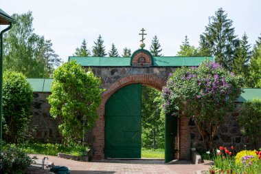 KUREMAE, IDA-VIRUMAA COUNTY, ESTONIA - 5 Haziran 2022: St. Arsinius Kilisesi ve St. Nicholas manastır mezarlığı. Puhtitsa Dormition Manastırı. Moskova Estonya Ortodoks Kilisesi Patrikliği.