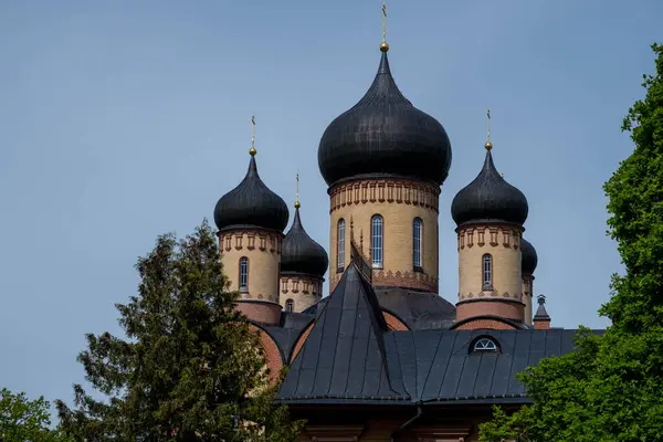 KUREMAE, IDA-VIRUMAA COUNTY, ESTONIA - 5 Haziran 2022: St. Arsinius Kilisesi ve St. Nicholas manastır mezarlığı. Puhtitsa Dormition Manastırı. Moskova Estonya Ortodoks Kilisesi Patrikliği.