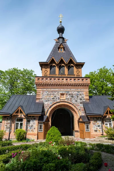 KUREMAE, IDA-VIRUMAA COUNTY, ESTONIA - 5 Haziran 2022: St. Arsinius Kilisesi ve St. Nicholas manastır mezarlığı. Puhtitsa Dormition Manastırı. Moskova Estonya Ortodoks Kilisesi Patrikliği.