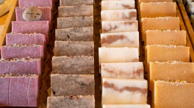 Çeşitli renkli ev yapımı sabunların sütunları ve satırları.