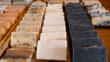 Çeşitli renkli ev yapımı sabunların sütunları ve satırları.