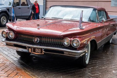 Tartu, Estonya - 16 Temmuz 2022: Eski şehrin merkezinde eski retro arabalar. Estonya WRC yarışında güneşli bir yaz günü. Seçici odak.