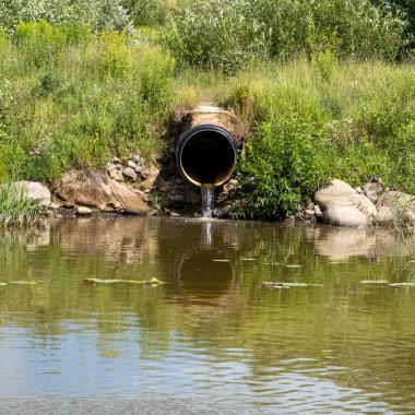 Kirli suyun doğada aktığı bir boru.