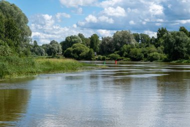 Emajogi, Estonya 'nın en büyük nehri. İkinci büyük şehir Tartu 'dan geçiyor. Yaz zamanı güzel manzara ortamı