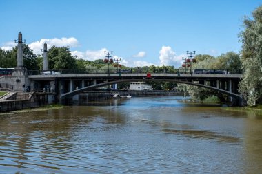Tartu, Estonya - 16 Temmuz 2022: Estonya 'nın şehir merkezindeki ikinci büyük kenti. Güneşli yaz günü.